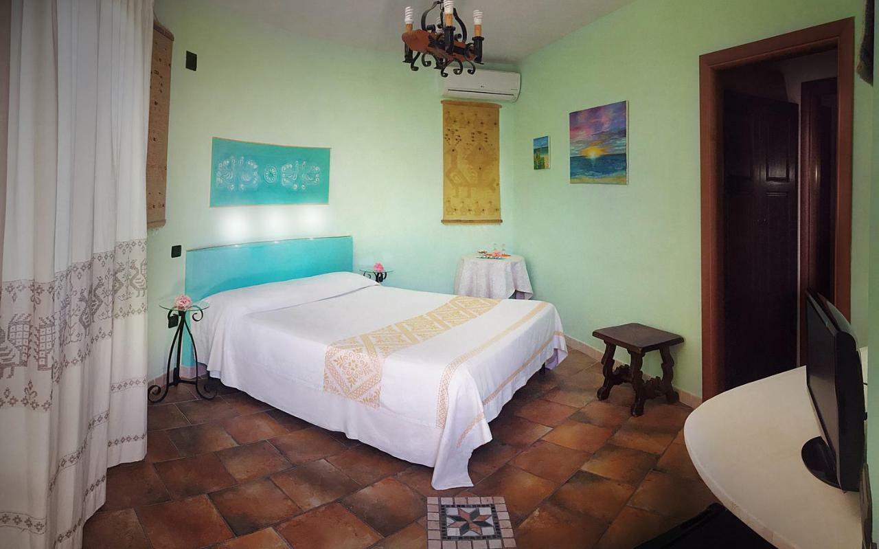 Le Quattro Mura Bed and Breakfast Pula Exterior foto